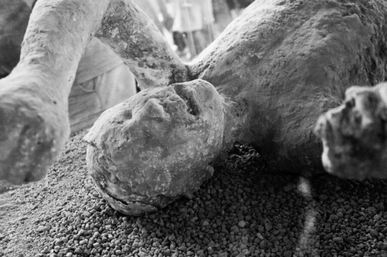 From Naples: Herculaneum, Vesuvius, and Pompeii Trip - Naples Meeting Point and the Around Vesuvio Bus: Knowing Where You Start