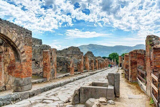 From Pompeii: Day Tour of Pompeii and Vesuvius with Bus Transfer - Vesuvius National Park: bus to 1000m and the crater rim hike