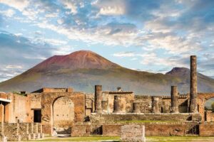 Pompeii and Mount Vesuvius Day Trip from Rome with Pizza Lunch - Pompeii with an official guide: the fast path to the big highlights