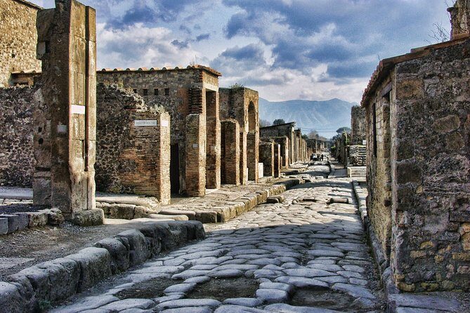 Pompeii and Vesuvius - VIP Tour/Small Group with Lunch - Pompeii Archaeological Park: Seeing a City Frozen by 79 AD