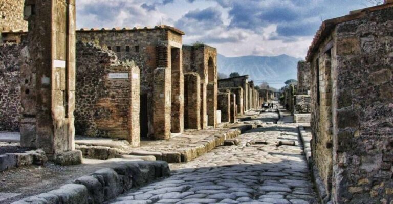 Pompeii: Day Tour of Pompeii and Vesuvius with Bus Transfer - Entering Pompeii Fast: Express Entry and the Separate Entrance Advantage