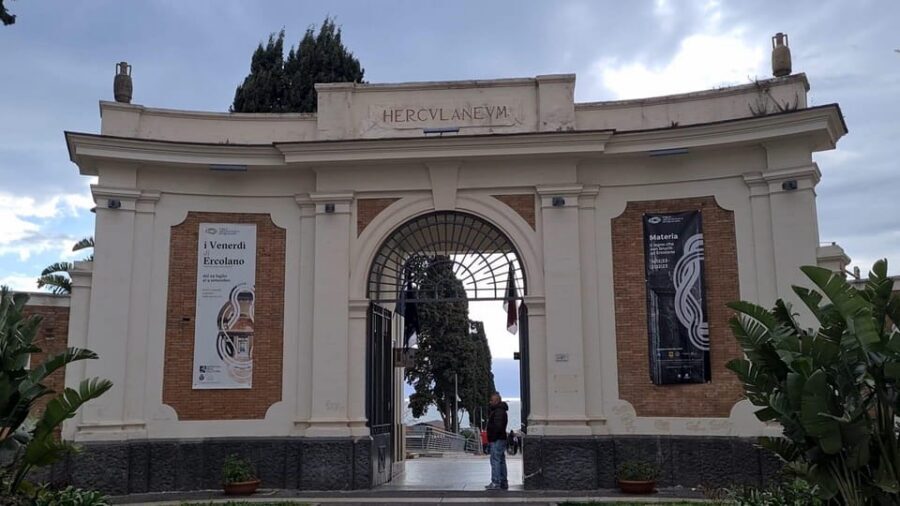 Pompeii & Herculaneum: Skip-the-line & Digital Guide App - Moving from Pompeii to Herculaneum