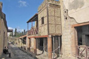 Skip the Line Ancient Herculaneum Walking Tour with Top Rated Guide - Stop 1: Parco Acheologico di Ercolano for orientation and structure