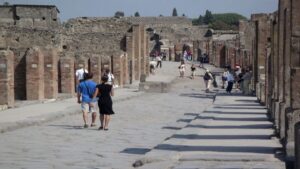 Sorrento: Pompeii & Herculaneum Tour with Skip-the-Line - Coffee break before Pompeii: how to fuel the second half